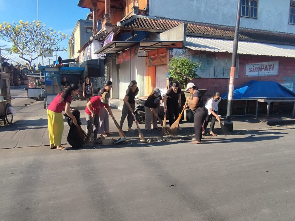 PKK Banjar Kung Gelar Aksi Gotong Royong Bersihkan Lingkungan Sekitar Desa